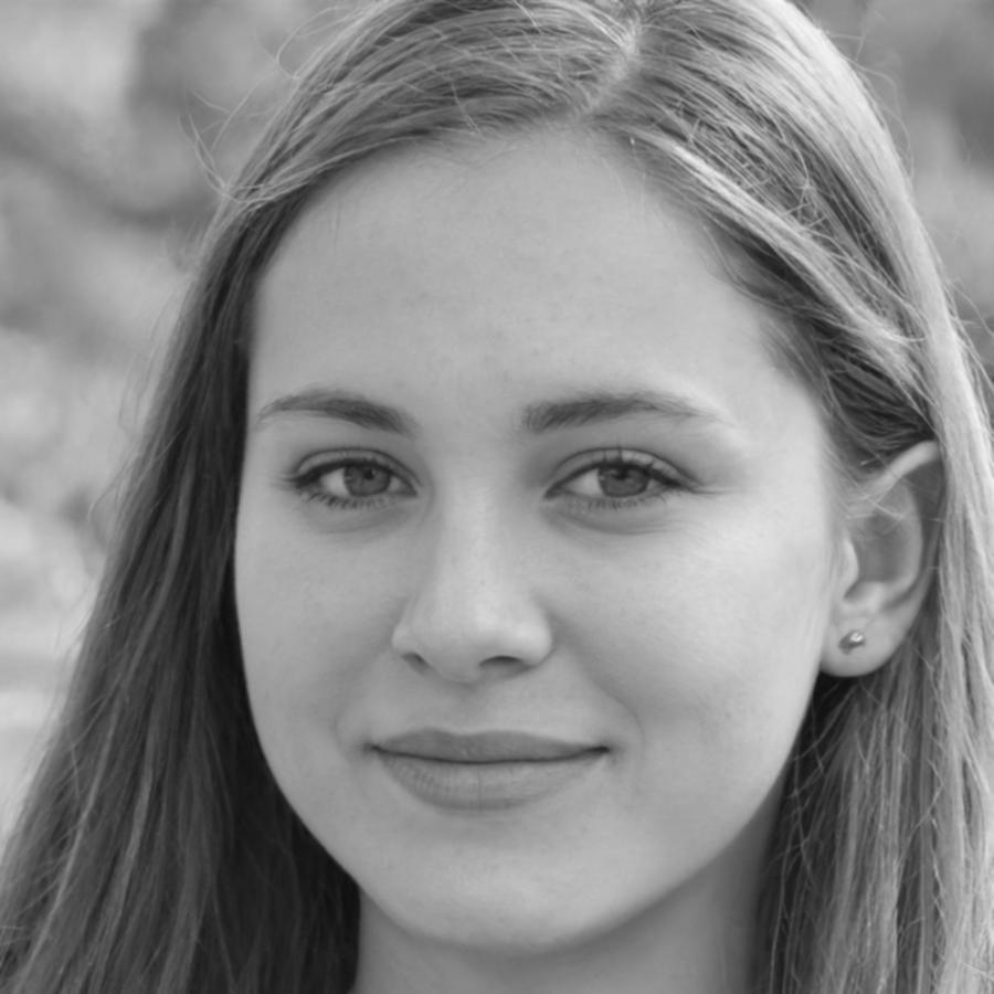 Linnea Thorvald teaching financial prioritization methods to small workshop group